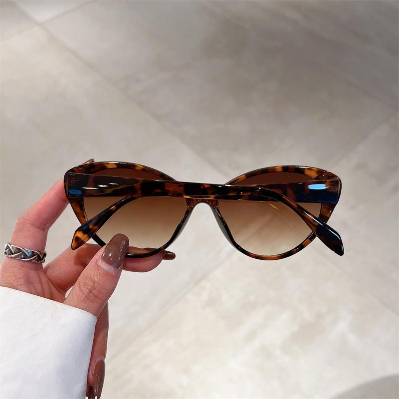Vintage Oversized Cat Eye Sunglasses Women Fashion Trending Luxury Brand Designer Popular Sun Glasses Sexy Ladies Punk Shades Uv