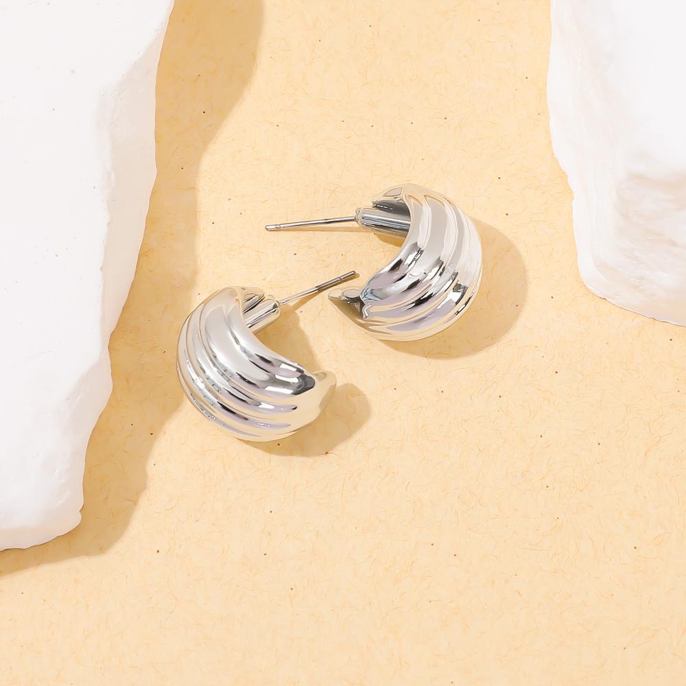 Retro Doudou C-shaped stud earrings French texture sense personalized fashion versatile light luxury sense wide face ear jewelry women