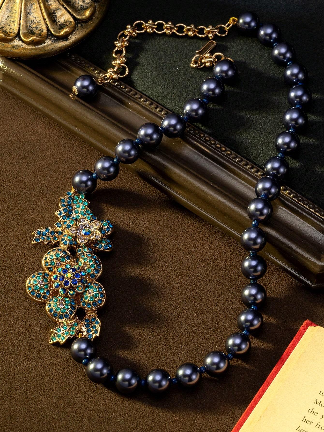 

Винтажное фиолетовое колье с камелией и бусинами, подходящее для вечерних мероприятий, вечеринок и особых случаев. one-size разноцветный