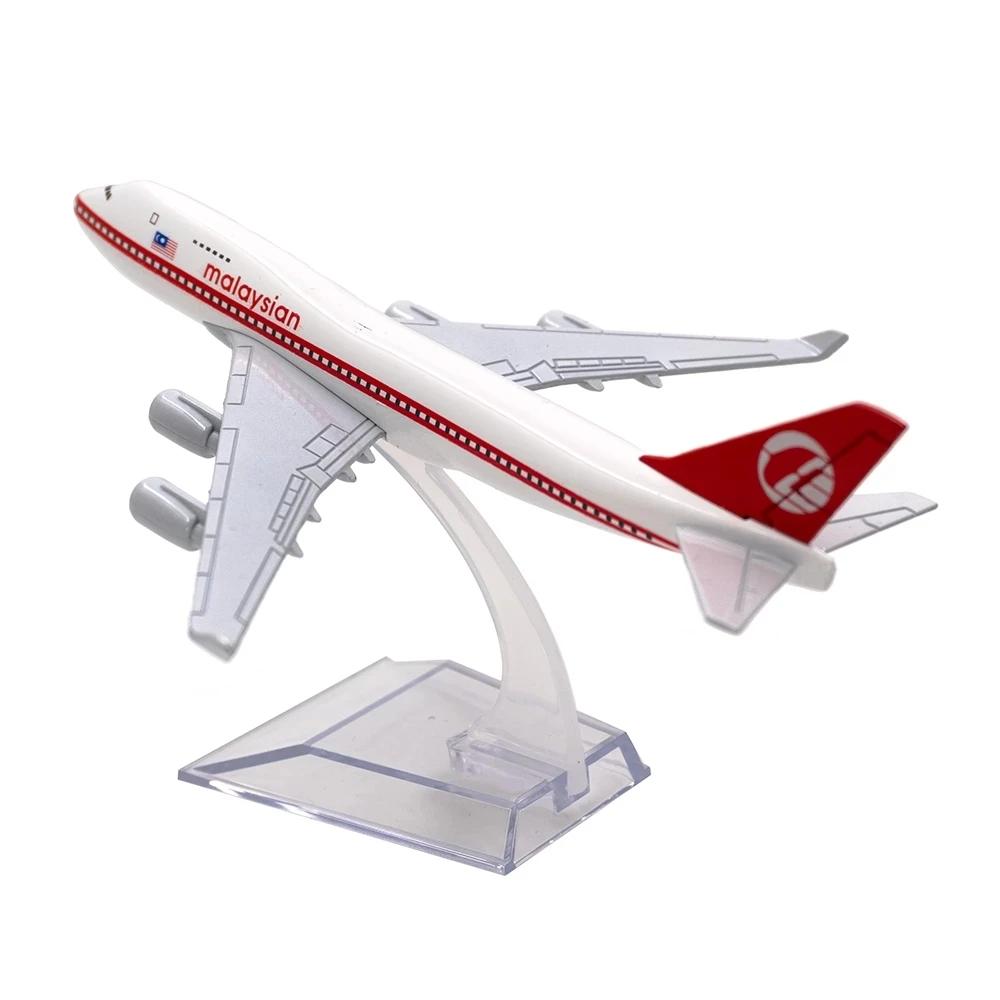 Static Simulation Plane B747 Red 747 Malaysia Airlines Airways Airplane 16CM 1/400 Scale Metal Alloy Model Aircraft With Landgea