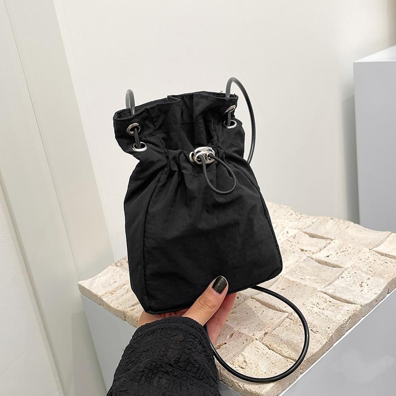 

Маленькая сумка-ведро на шнурке, тренд 2025, литературная нейлоновая сумка для мобильного телефона, универсальная повседневная мини-сумка через плечо, мессенджер one size fits all чёрный