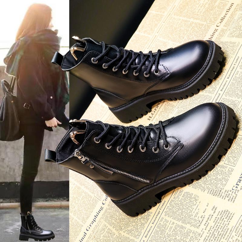 Martin-kängor med inre höjdökning dam 2025 nya mångsidiga korta stövlar svarta remmar koreansk version sidodragkedja rund tå medelhög klack enkel stövel