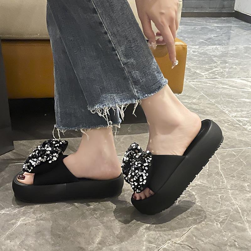 Plateau-Slipper Frühling und Sommer neue Mode Damenschuhe vielseitige Ein-Riemen-Sandalen weiche Sohle Strand-Slipper kühl