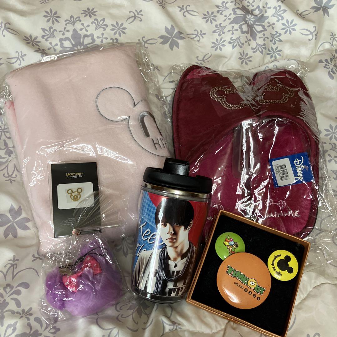 

[USED] Yuchun merchandise bundle sale