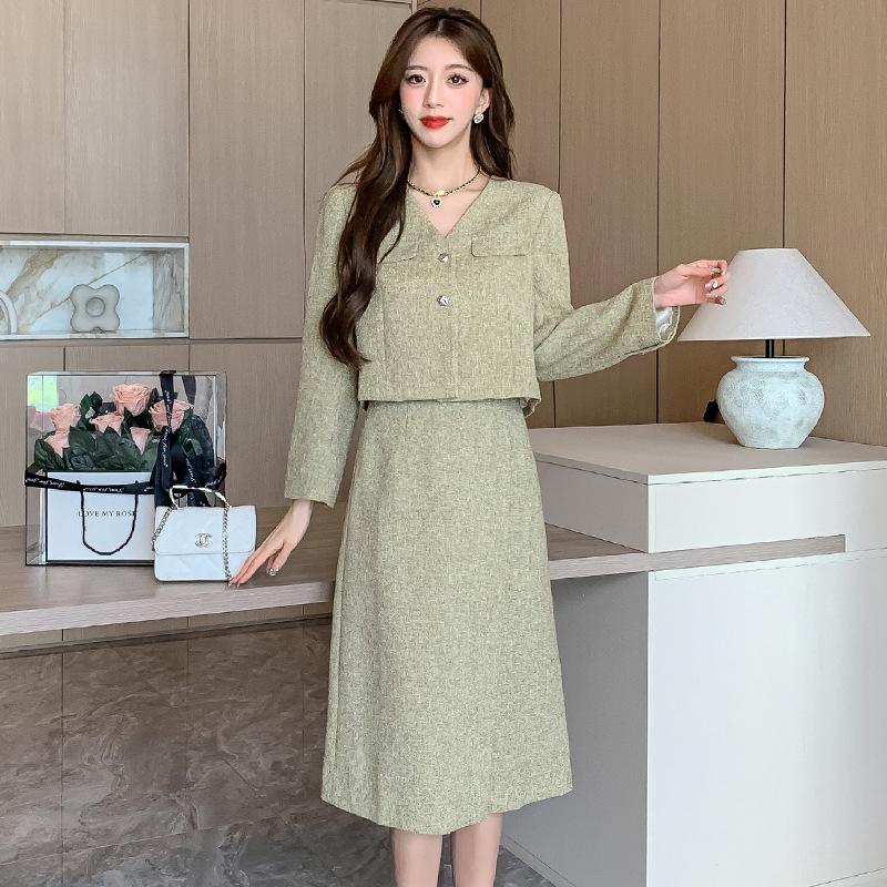 Petite Women's 2026 French Retro Chic Suit: High-End Spring/Autumn Short Jacket & Skirt Set