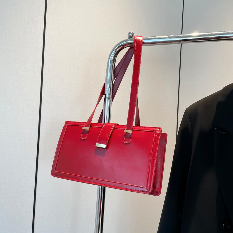 Large capacity bag women's autumn and winter retro 2025 new niche design shoulder handbag oilskin bag