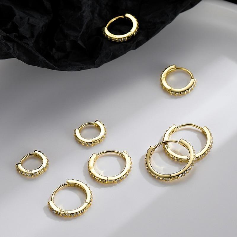 Small Aperture Stud Earrings for Women, Featuring Luxurious and High-end Style, with A Minimalist and Simple Ear Loop Design.
