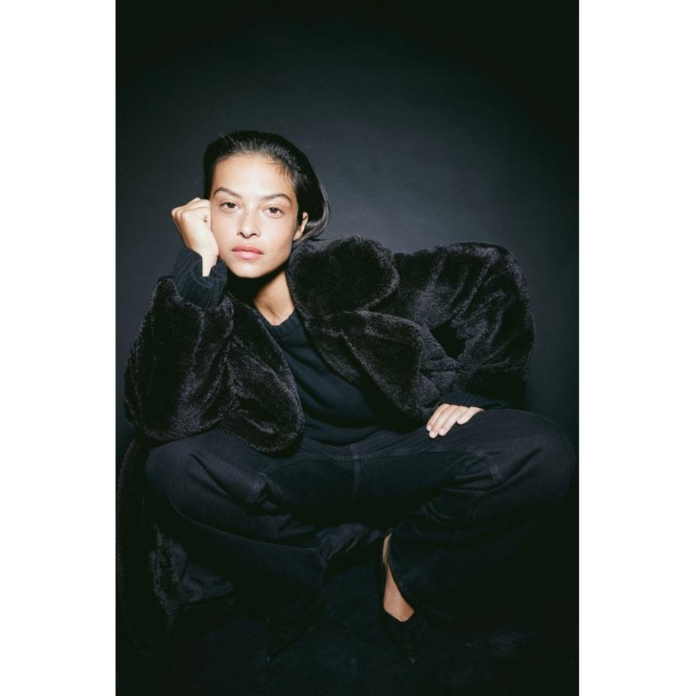 

HM Пушистое пальто черного цвета