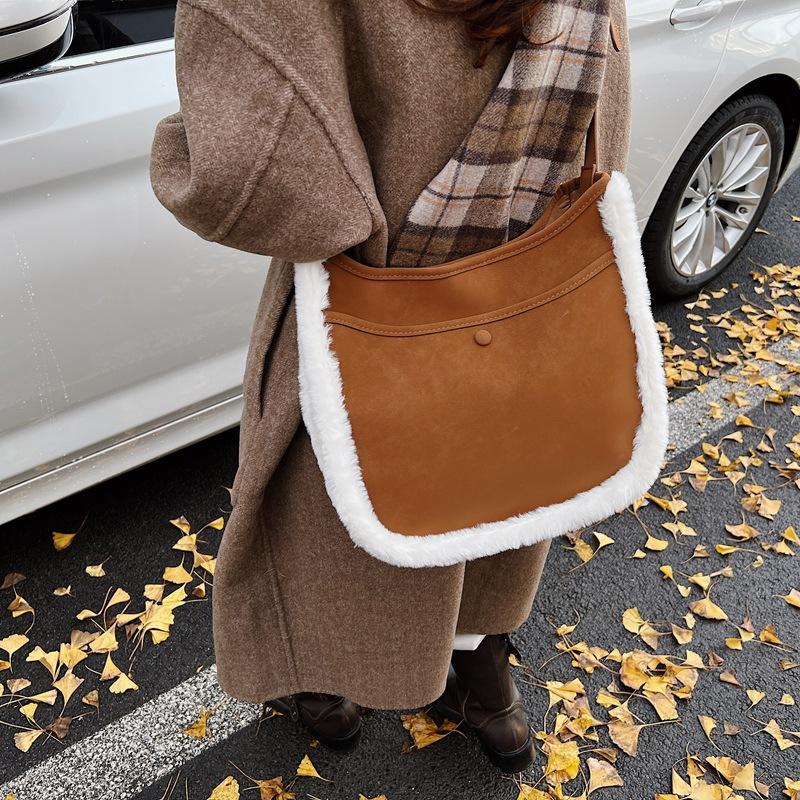 2025 new autumn and winter matte leather with fur bag, bucket bag, women's oblique span, high-end sense, large-capacity tote bag