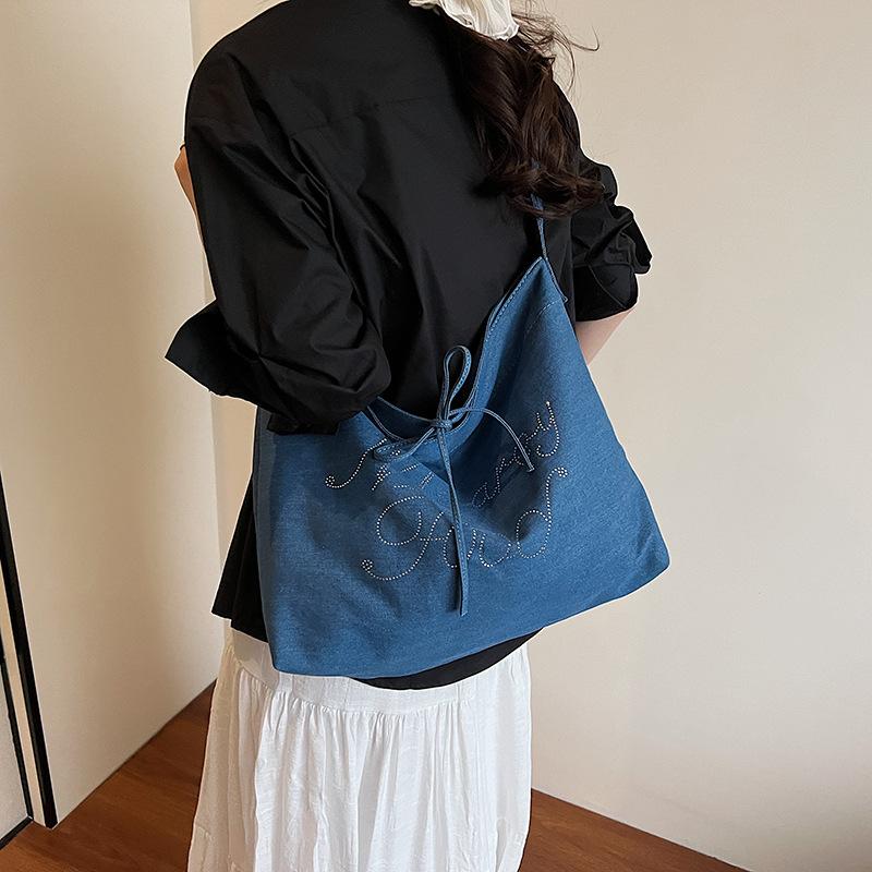 Large capacity niche design fashion trend bag women's new casual commuting shoulder bag tote bag