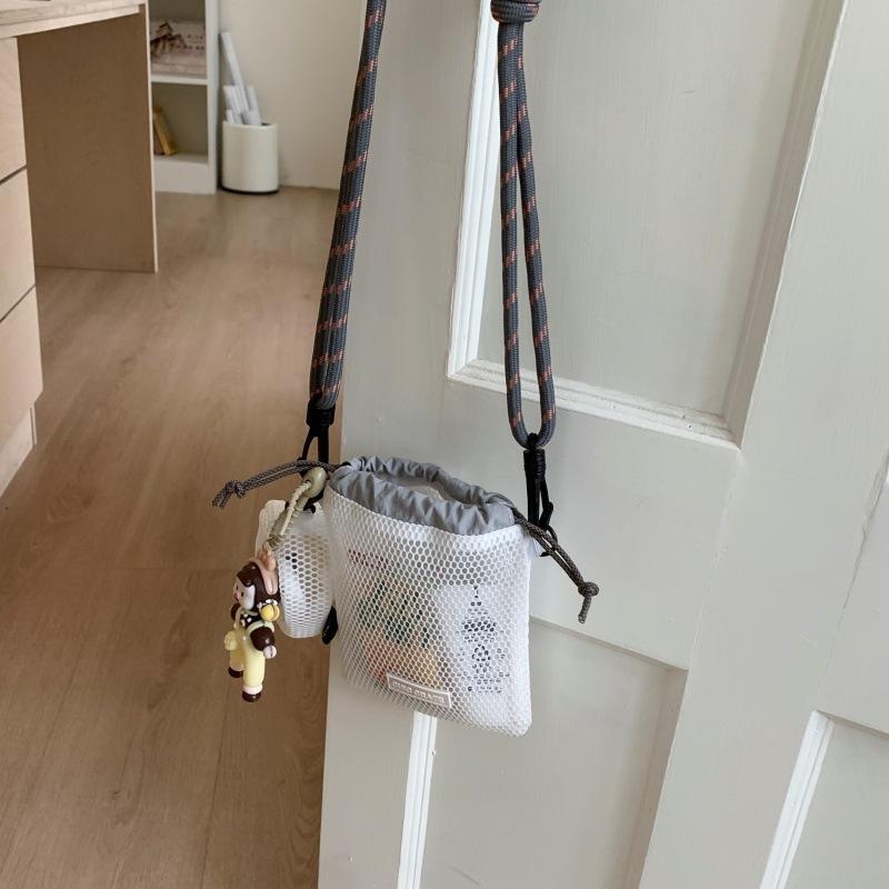 

Сладкая маленькая свежая сумка для мобильного телефона женская 2025 лето новая полая сумка через плечо кроссбоди сетчатая портативная сумка-ведро