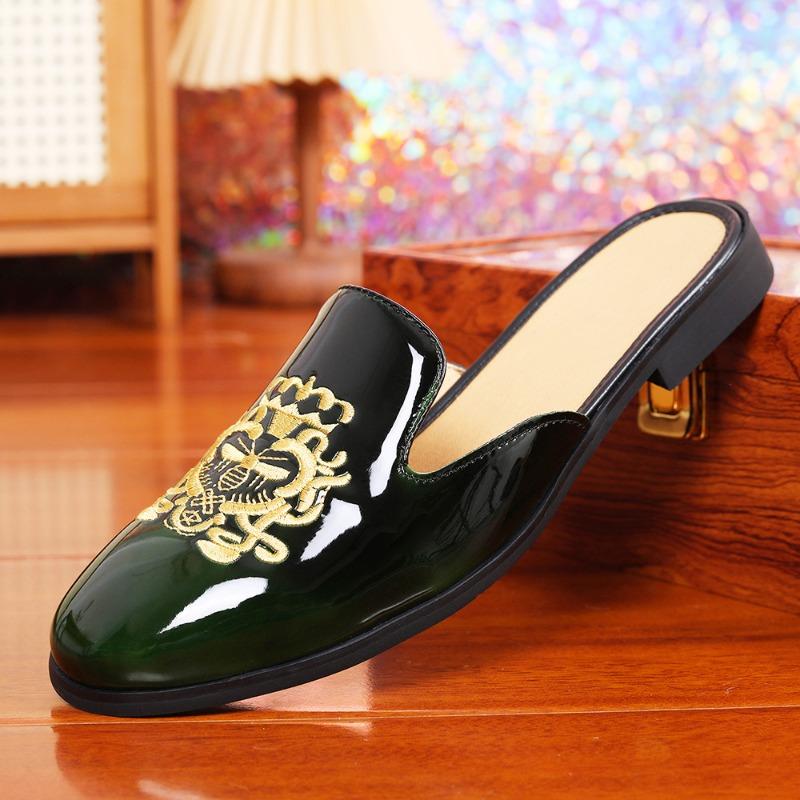 Slippers men's bags and embroidered bag heads wear sandals when they go out, and men's loafers with one foot.