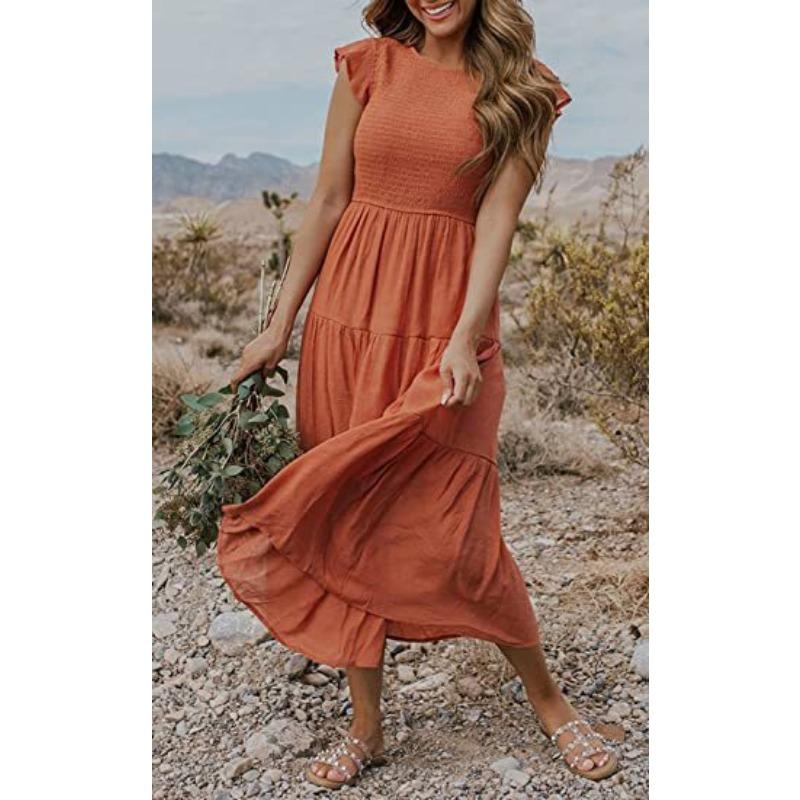 Ein gestuftes Kurzarmkleid mit Volantärmeln und Falten