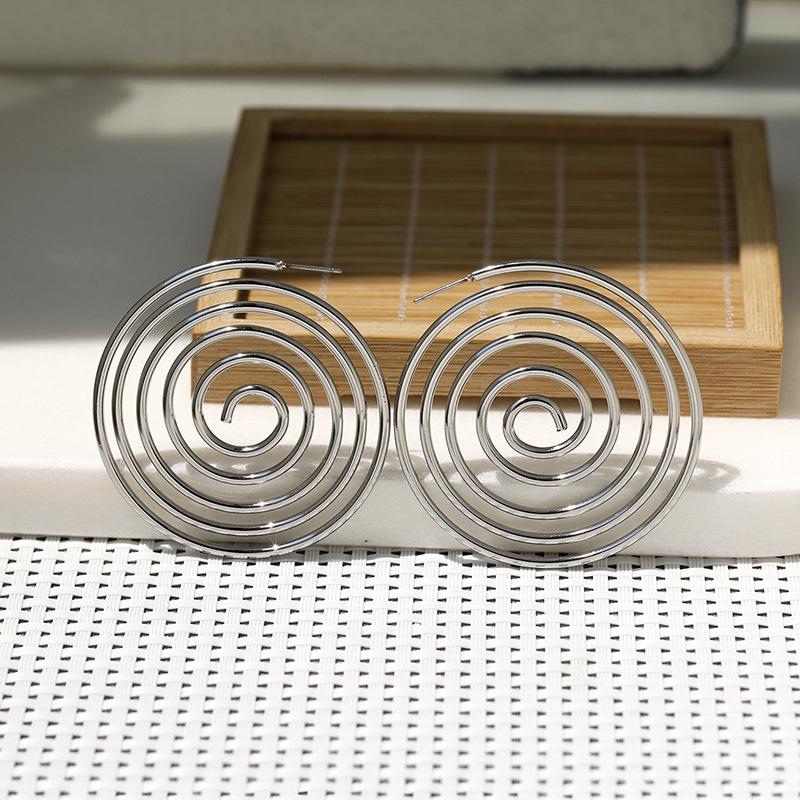 Nye Geometriske Sirkel Øredobber: Europeisk og amerikansk stil, Overdreven design med glatte spiral- og myggspiral-elementer
