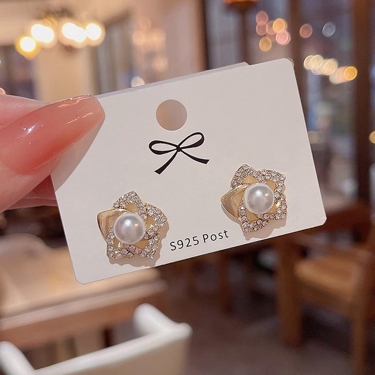 Diamond-Studded Pearl Flower Earrings: Luxurious High-End Design for Women