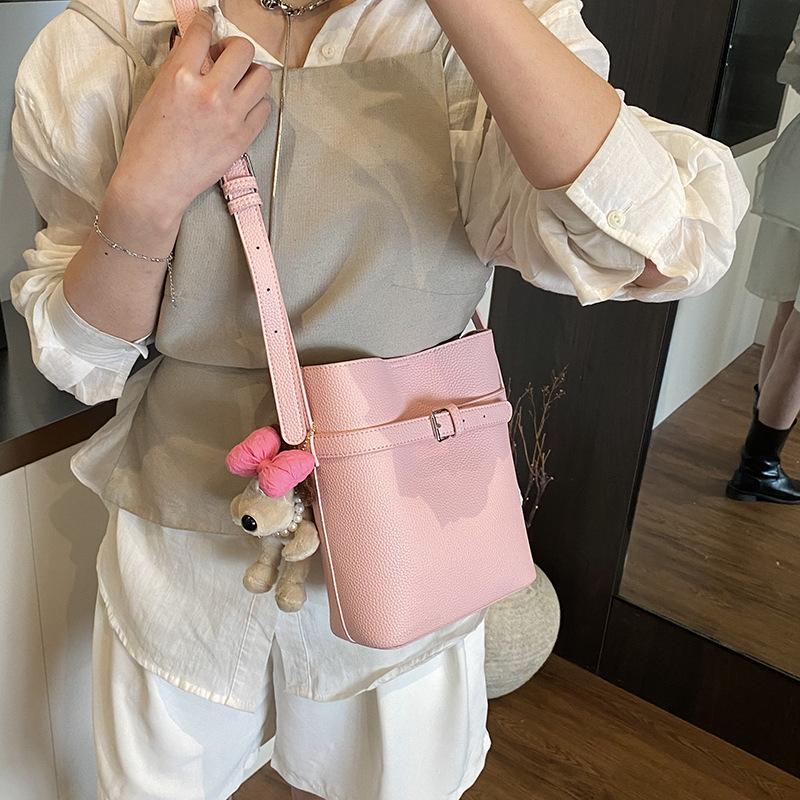 Large-capacity bags women's simple and versatile 2025 new casual shoulder armpit bags women's popular bucket bags this year