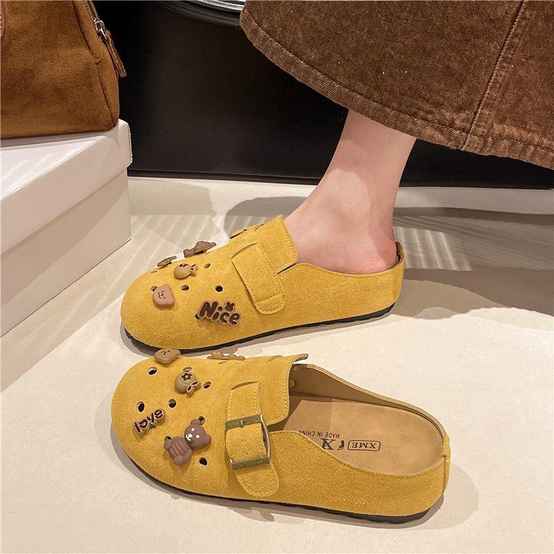 Retro Shoes with Thick Soles and Toe Caps Are Worn Over The New Casual Flip-flops with Holes