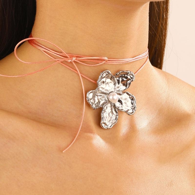 Elegante Perlenblumen-Halskette für Damen Verstellbare Stabile Legierungskette Tragbar für Hochzeiten und Bankette Zubehör