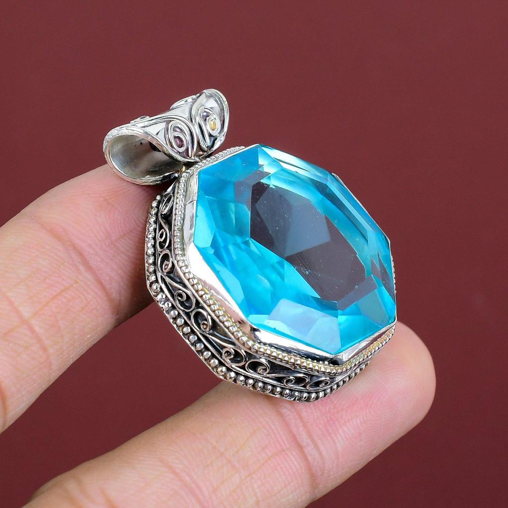 Ciondolo con gemma di topazio azzurro svizzero sfaccettato Gioiello fatto a mano Ciondolo vintage Ciondolo in argento sterling 925 Regali per la moglie Ciondolo dal design unico