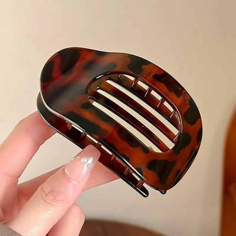 The Arc-shaped Abalone Hair Clamp Is A Flat Plate At The Back of The Head and Does Not Hurt The Head In A Straight Line