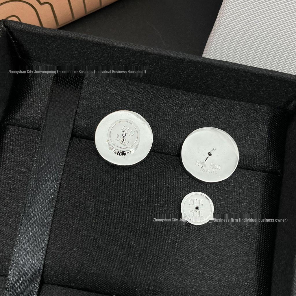 Mius zweireihige Kristall-Buchstaben 'Miu' Runde Kuchen-Steckohrringe: Süßer Stil für Damen und Mädchen