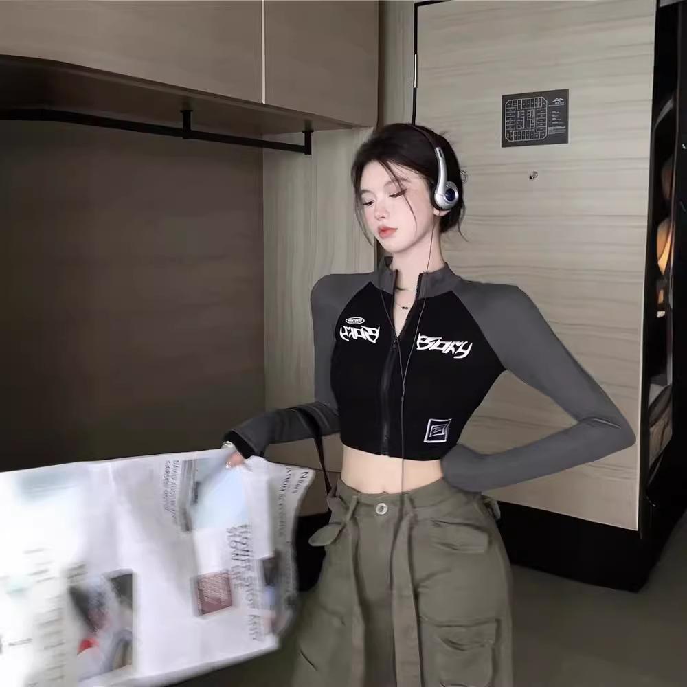 Retro dámská bunda se stojáčkem na zip a slim tričko s dlouhým rukávem a vysokým pasem na jaro/podzim 2024