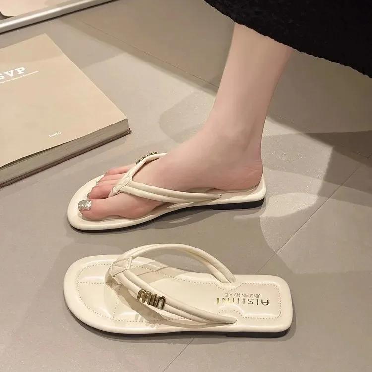 Fashion Women's flip flops for summer fashion 2025 new flat bottomed toe clip on internet famous sandals beach shoes