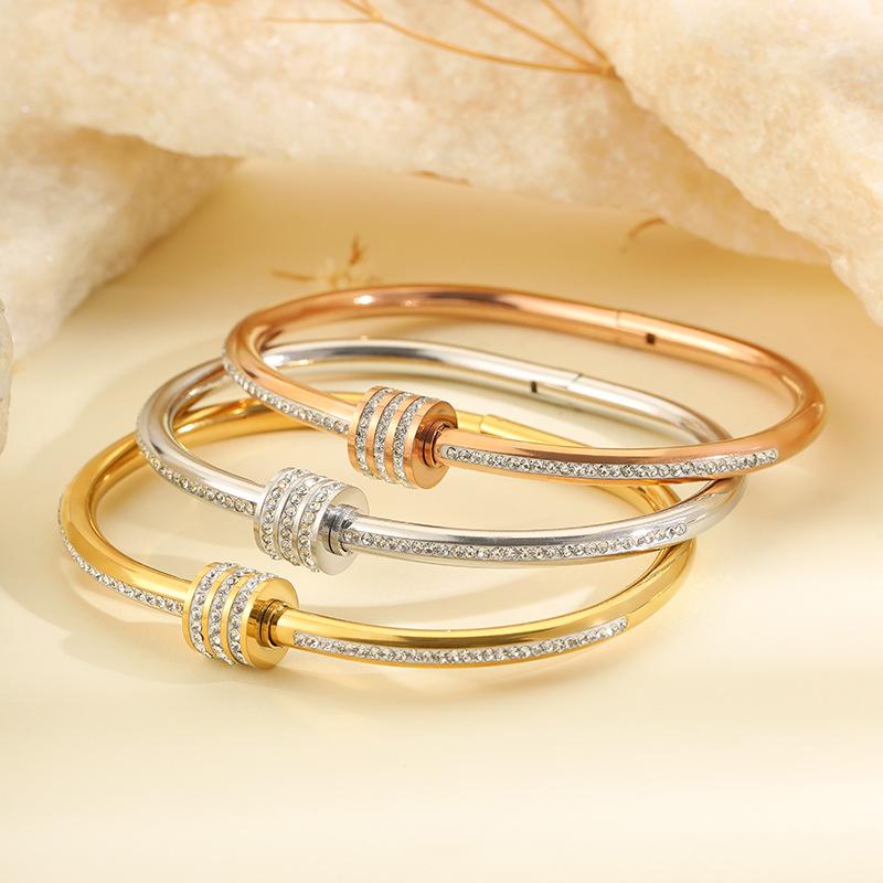 Hot-selling titanium steel bracelet, girls' high-end sense of fashion, popular light luxury in Europe and the United States, Gypsy star love diamond