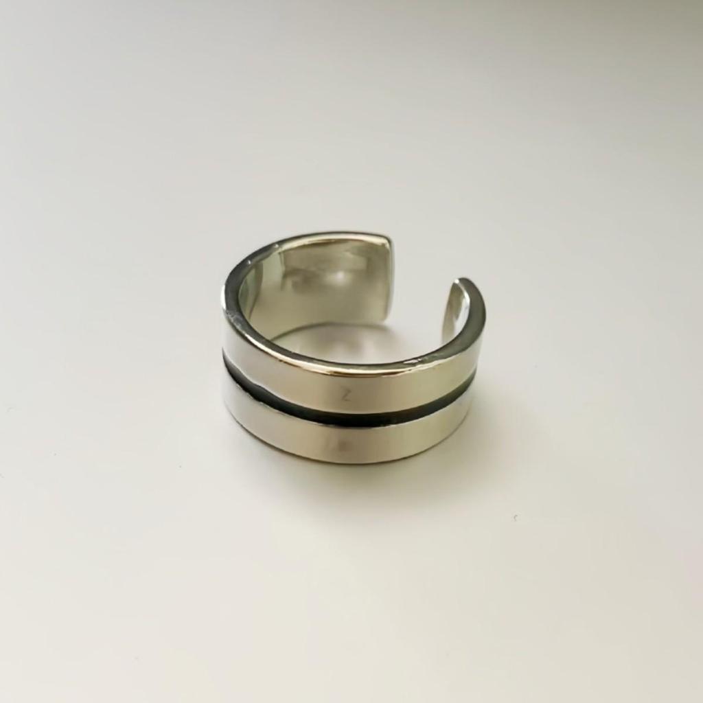 Korean Style Black Resin Inlay Ring for Women - Fashionable Wide Band with Smooth Finish