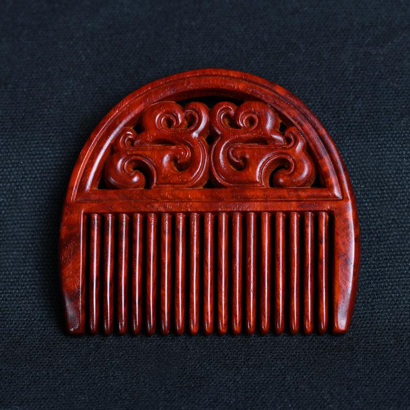 Indischer Rosenholz-Kamm mit geschnitzten kleinen Blättern - Holzkamm mit rotem Holzmuster