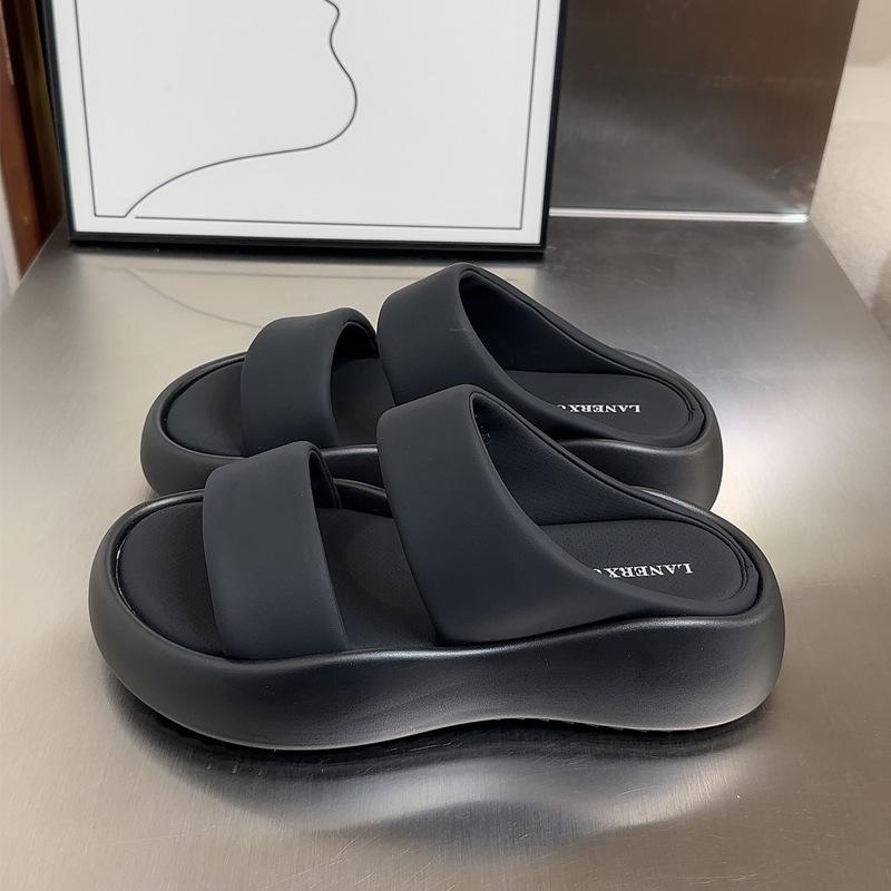 

Женские шлепанцы из мягкой кожи на толстой подошве для уличной носки лето 2025 новая мода высокого класса универсальные шлепанцы на одном ремешке женские повседневные сандалии 40 чёрный