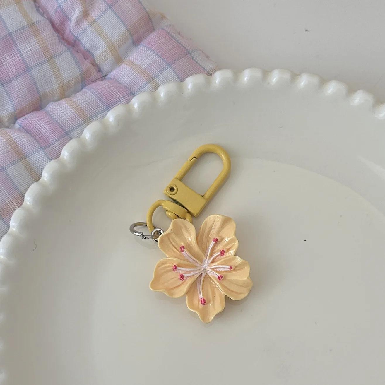 

Romantic Sakura Blossom Keychain Girls Sweet Flower Pendant Key Ring Friend Gifts Key Chains Simple Backpack Bag Accessories жовтий