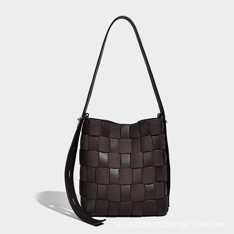 Niche Leisure Vacation Style Checkerboard Woven Armpit Bag for Women, New Commuter Mother Bag, Single Shoulder Crossbody Bucket Bag