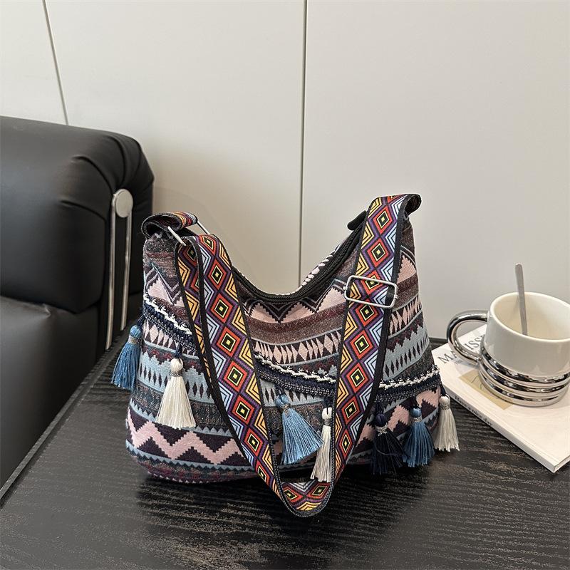 Fashion ethnic style tassel tote bag new niche shoulder bag simple holiday style versatile women's bag