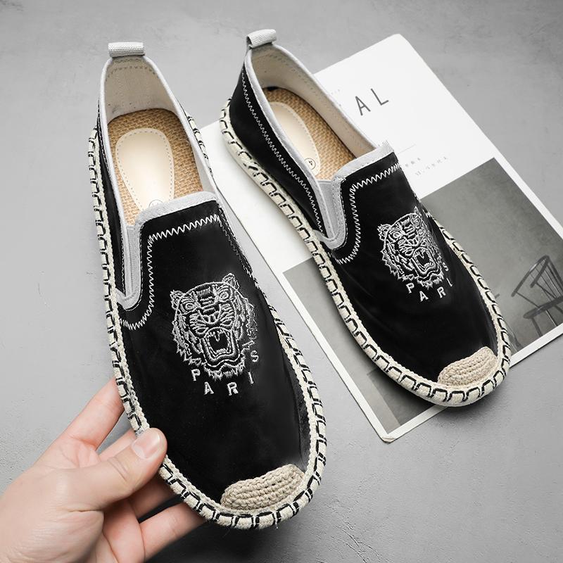 New Men Casual Loafers Classic Comfort Embroidered Tiger Shoes Letter Printing Slip On Footwear Male Soft Sole Sole Shoes