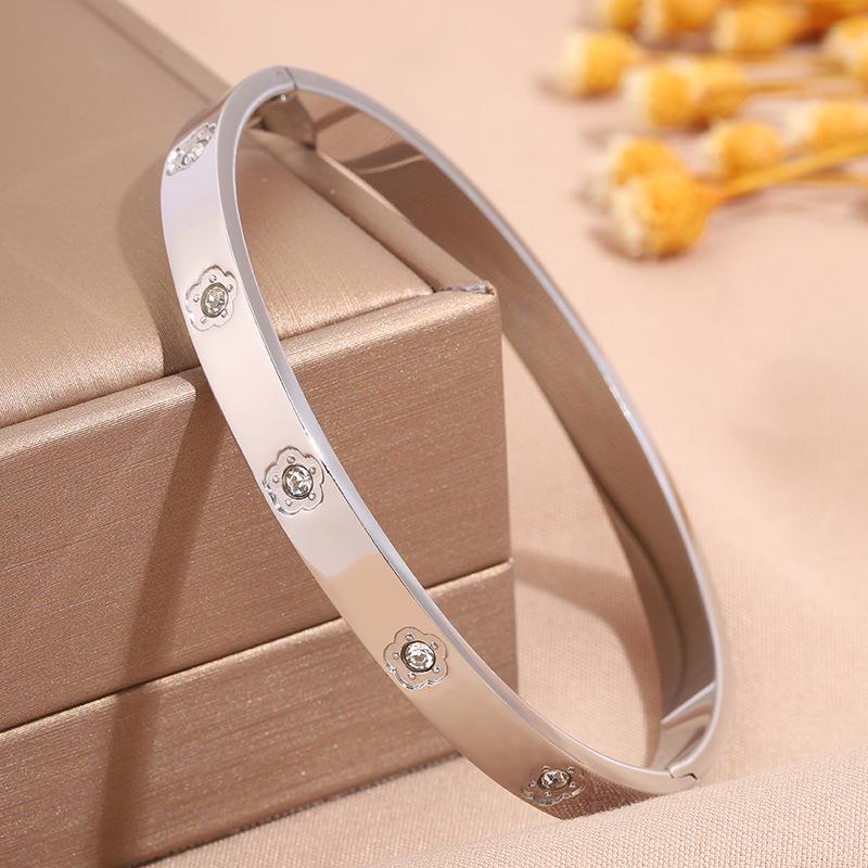 Hot-selling titanium steel bracelet, girls' high-end sense of fashion, popular light luxury in Europe and the United States, Gypsy star love diamond