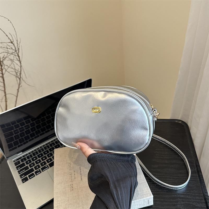 

Модная новая женская маленькая сумка простая и универсальная городской стиль кожаная текстура сумка через плечо серебряный