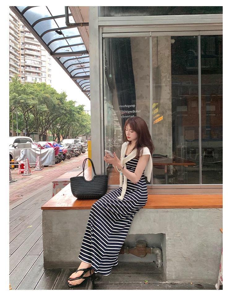 Neues Mode gestreiftes ärmelloses koreanisches glockenförmiges Kleid