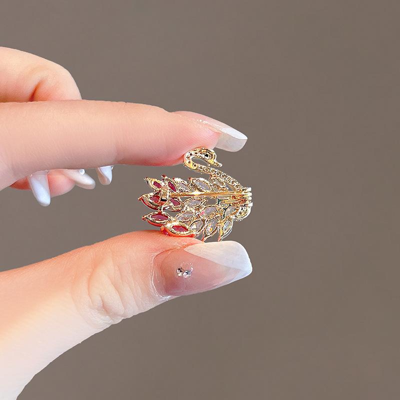 Anti-Light Collar Swan Small Brooch Female Ins Trendy Personality Temperament Coat Cardigan Pin Corsage