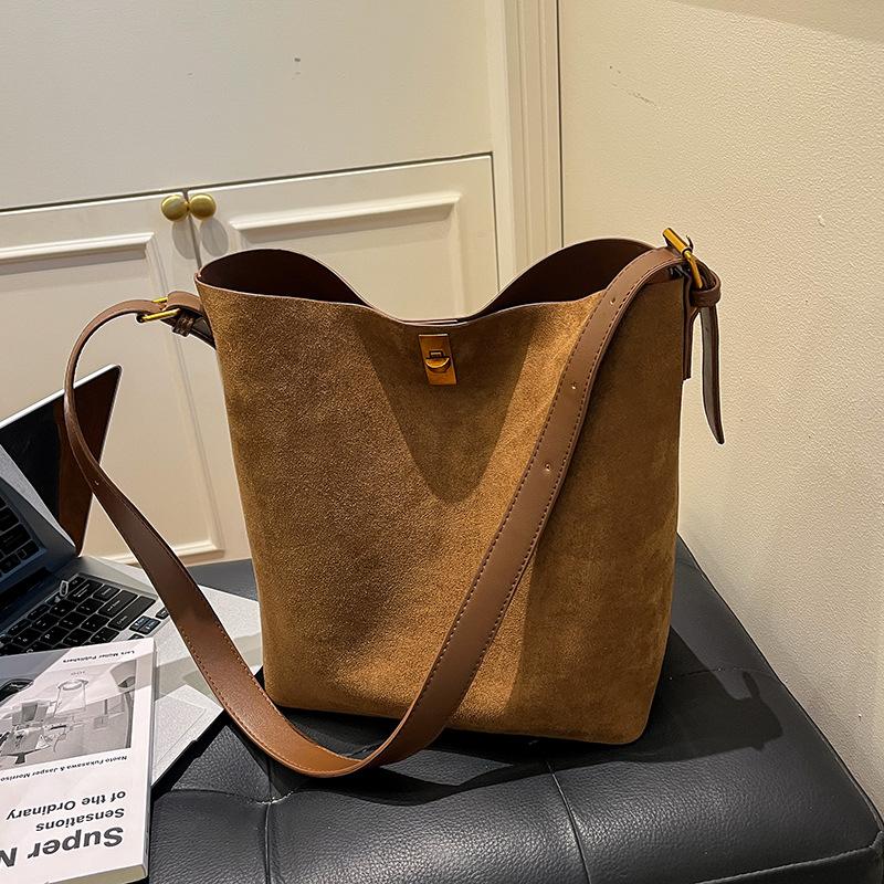 Large Capacity Commuter Tote Bag Winter New Fashionable Versatile Shoulder Bag Women's Bucket Bag