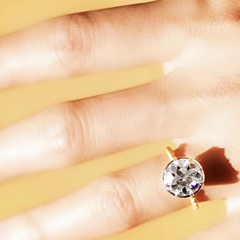 Huitan Luxury Solitaire Round Cubic Zirconia Women Rings Unique Two Tone Design Simple Elegant Wedding Accessory Trendy Jewelry