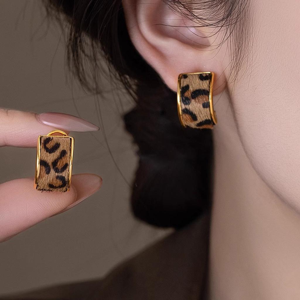 Luxurious And Sophisticated Leopard Print C-shaped Ear Stud, An Elegant Accessory