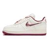 Nike Scarpe da ginnastica da donna Air Force 1 Low San Valentino 2024 Donna Crema Vela Rosso Squadra FZ5068-161