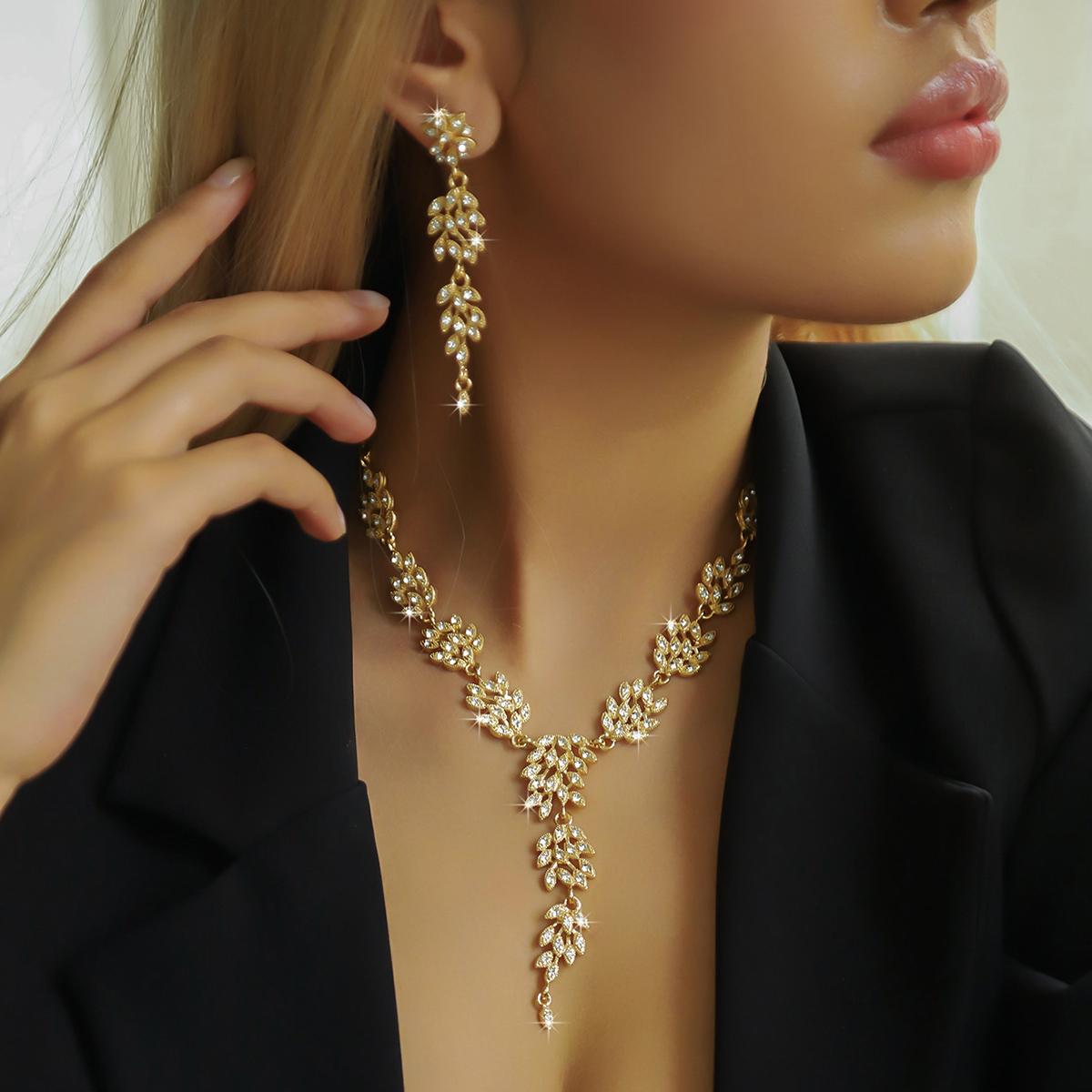 

Модный и трендовый темперамент для женщин, ожерелье с лиственным цветочным узором, серьги, набор с цирконами, свадебный банкет, праздничный подарок