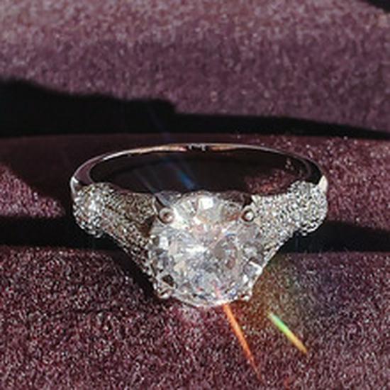 European & American Round Diamond Inlaid Ring