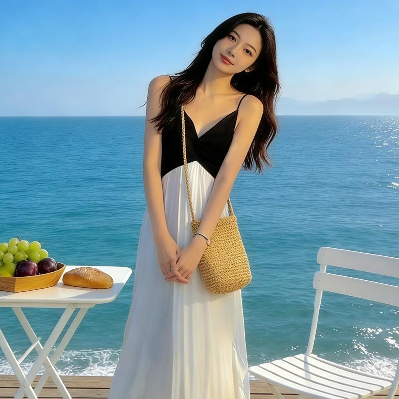 French niche black and white splicing contrasting color dark V-neck suspender dress women's summer vacation style super fairy pleated A-word long dres