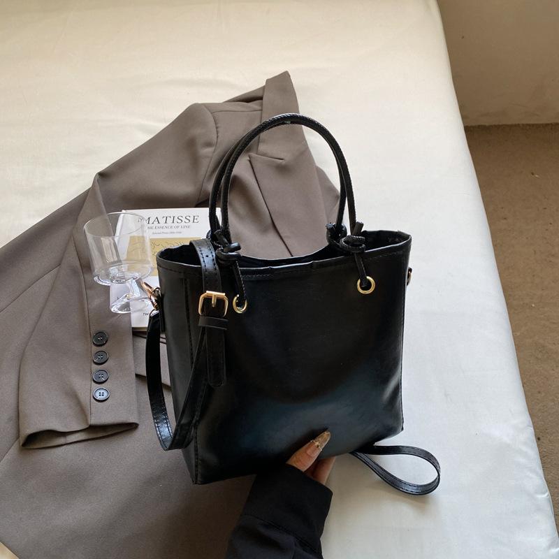 Simple and Fashionable Handbag Spring New Retro Texture Bucket Bag Practical Shoulder Messenger Bag
