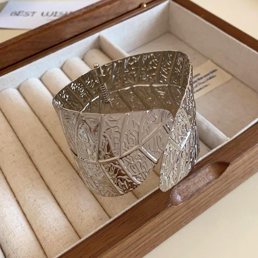 European and American Simple Bracelets, Arm Rings, Niche Cold Wind Temperament Bracelets, High-end Sense and Versatile Jewelry.