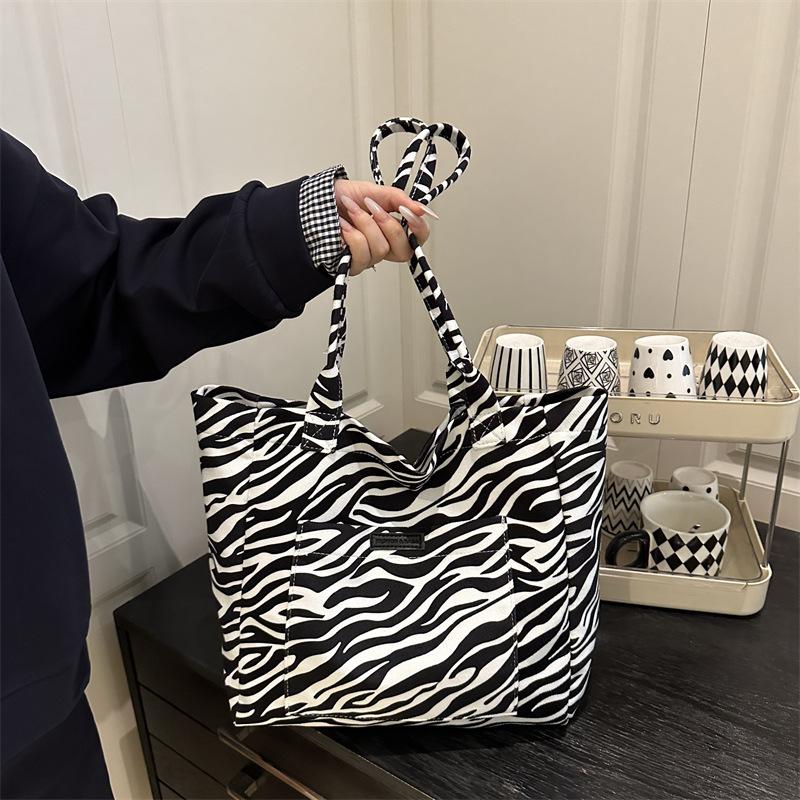 

Новая женская модная сумка-тоут большой вместимости с леопардовым принтом, универсальная, для отдыха, студенческая, на плечо, для занятий осенью чёрный