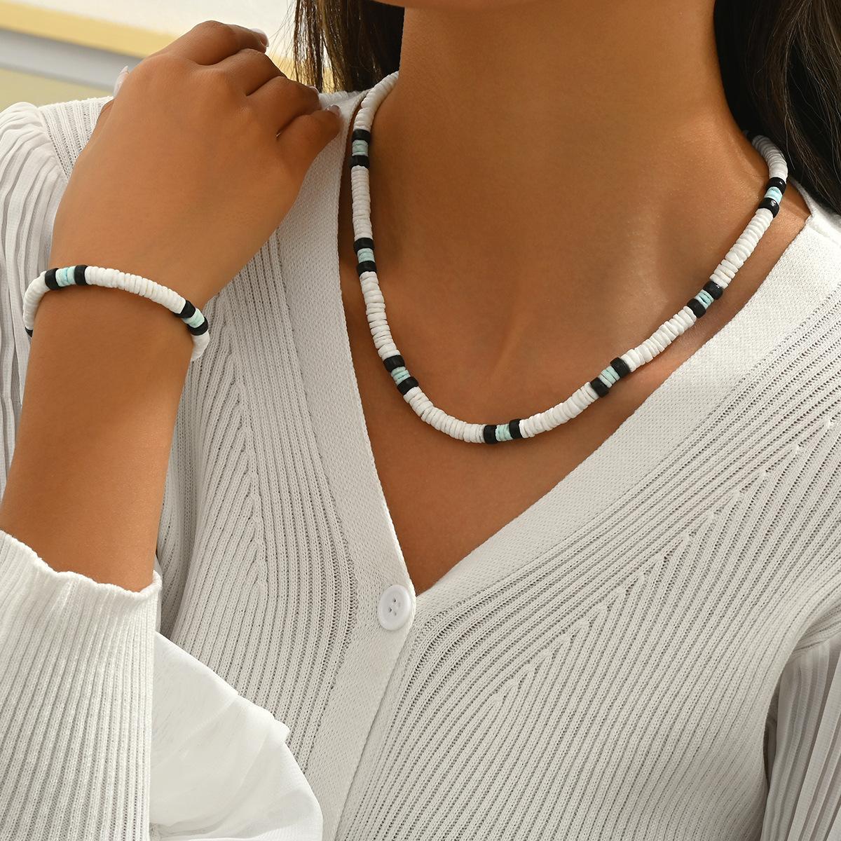 

Simple and fresh women s necklace bracelet set, personalized shell woven design, high-end collarbone chain bracelet.